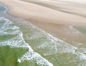 Scheepsankers uit VOC-tijd en vliegtuigwrak gevonden. Zee-archeoloog Seger haalt zijn hart op aan het strand van Wijk aan Zee