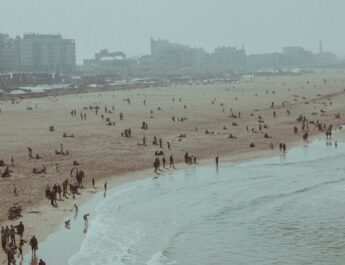 Nieuwjaarsduik Scheveningen op andere plek dan normaal (en deze bijzondere duiker plonst in 2025 mee)