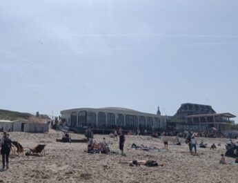 Plan grotere strandpaviljoens niet enthousiast onthaald door Veerse politiek. ‘Wanneer is het genoeg?’