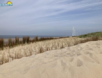 Miljoen kuub zand erbij op strand Tweede Maasvlakte voor versterking kust; vier keer een volle Kuip