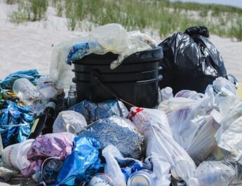 Plastic-aanpak op strand kan effectiever, op Texel laten ze zien hoe