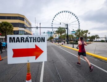 1400 euro voor water en bananen op de kering, dat stelde de Kustmarathon voor een probleem