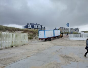 Een nieuwe brug naar het strand van De Koog kost 600.000 euro. ’De kortste klap is dat we als gemeente verantwoordelijkheid nemen’ Een nieuwe brug naar het strand van De Koog kost 600.000 euro. ’De kortste klap is dat we als gemeente verantwoordelijkheid nemen’