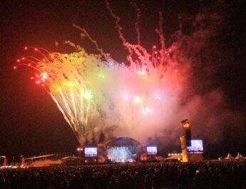 André Hazes, Tino Martin en Mart Hoogkamer kondigen ‘groots strandconcert’ aan: ‘Voetjes in het zand’ André Hazes, Tino Martin en Mart Hoogkamer kondigen ‘groots strandconcert’ aan: ‘Voetjes in het zand’