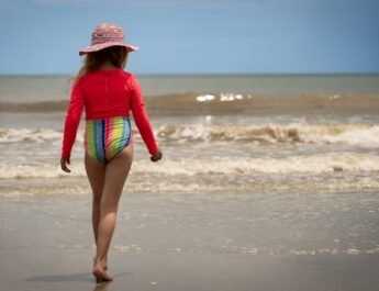 ‘Handdoekje verplaatsen en weg is het kind’, strandwacht deelt polsbandjes uit tegen vermiste kinderen ‘Handdoekje verplaatsen en weg is het kind’, strandwacht deelt polsbandjes uit tegen vermiste kinderen