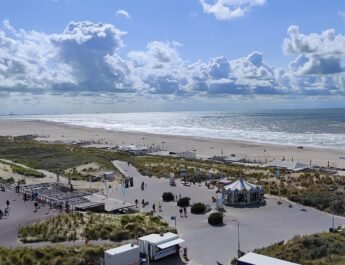 Mysterie: Moet je bij een verbouwing in Den Haag je auto op het strand parkeren? Mysterie: Moet je bij een verbouwing in Den Haag je auto op het strand parkeren?